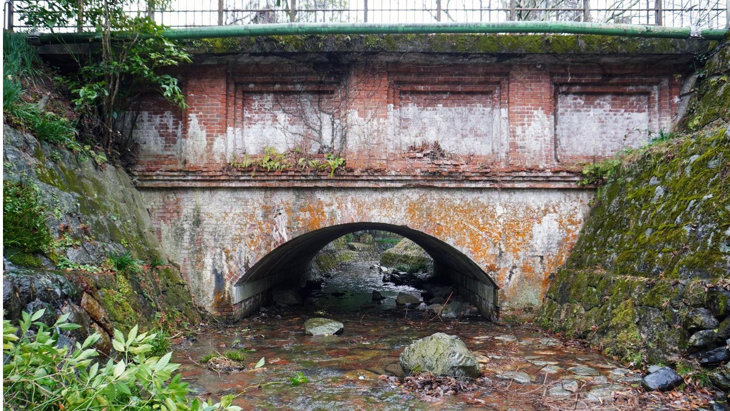 【⑧安朱川水路橋】
<br>琵琶湖疏水の運河部分が安祥寺川と交差する位置に、川を跨ぐ水路橋としてつくられた、赤煉瓦をあらわしたアーチ橋。