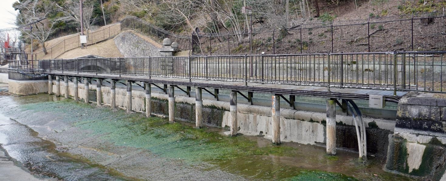 【⑮新旧両水連絡洗堰】
<br>第二疏水の日岡隧道が蹴上で第一疏水に合流する地点に設けられた堰で、第一疏水と第二疏水の水位差を調整するため、第二疏水完成時である明治45年につくられた。
<br>※撮影：文化庁