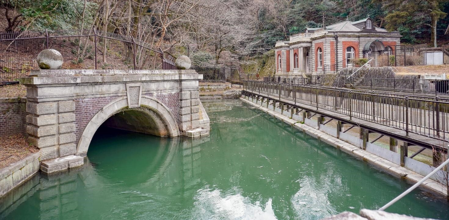 【⑭日岡隧道】
<br>明治45年に完成した第二疏水の一部を構成する隧道。第二疏水は大津市の取水口からほぼ全線がトンネルとなっており、日岡隧道は蹴上船溜に注ぐ。出口は石造及び煉瓦造によって飾られている。