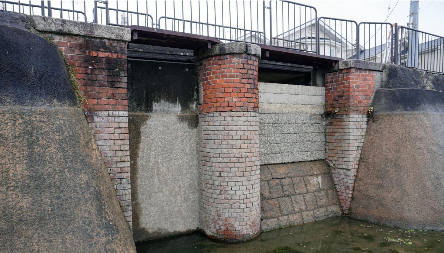 【⑱七瀬川放水所】
<br>鴨川の東側に墨染まで延びる「鴨川運河」が七瀬川と交差する地点に設けられた施設。疏水の水流を七瀬川に放水するためにつくられた。
<br>※撮影：文化庁