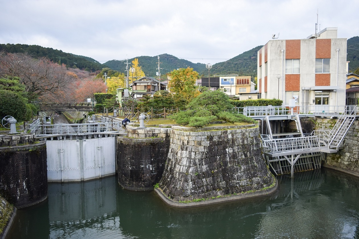 【⑥大津閘門及び堰門】
<br>琵琶湖疏水に荷物運搬用の船を入れるゲート。
<br>南側が閘門、北側が堰門となっている。閘室等の主要部分は石で、他は煉瓦で築かれている。