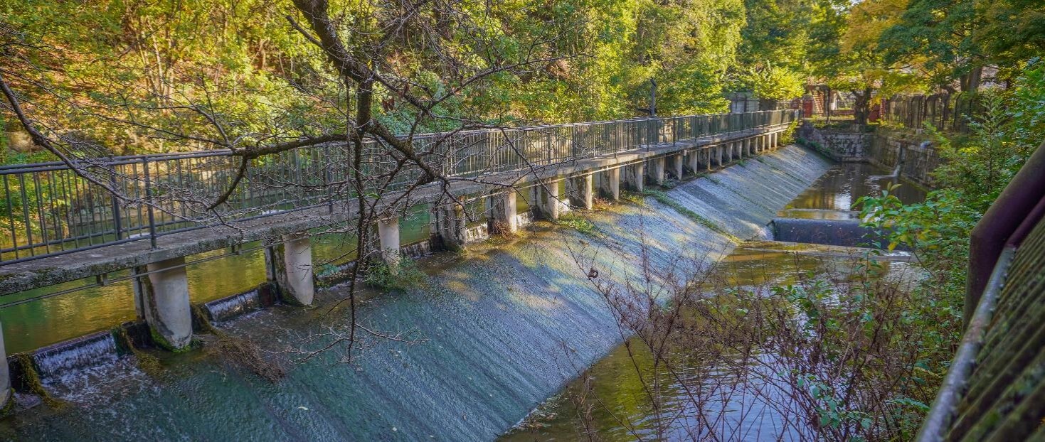 【⑰蹴上放水所】
<br>合流隧道から注いだ水を蹴上発電所の発電用送水管に送る過程で、水位調整を行うための堰で、第二疏水に合わせて建設された。一定の水位を超えた余水は、南禅寺船溜に向けてインクラインの地中管へと流れる。
<br>※撮影：文化庁