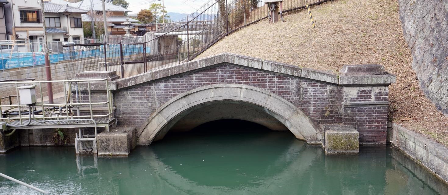 【⑯合流隧道】
<br>第一疏水と第二疏水の合流点である新旧両水連絡洗堰と蹴上放水所とを結ぶ隧道で、第二疏水と合わせて設けられた。出入口は石造や化粧煉瓦によって装飾されている。
<br>※撮影：文化庁