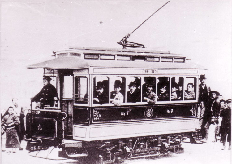 京都电气铁道株式会社开业前的试乘场景
<br>明治28年(1895年) 3月
<br>京都市交通局收藏