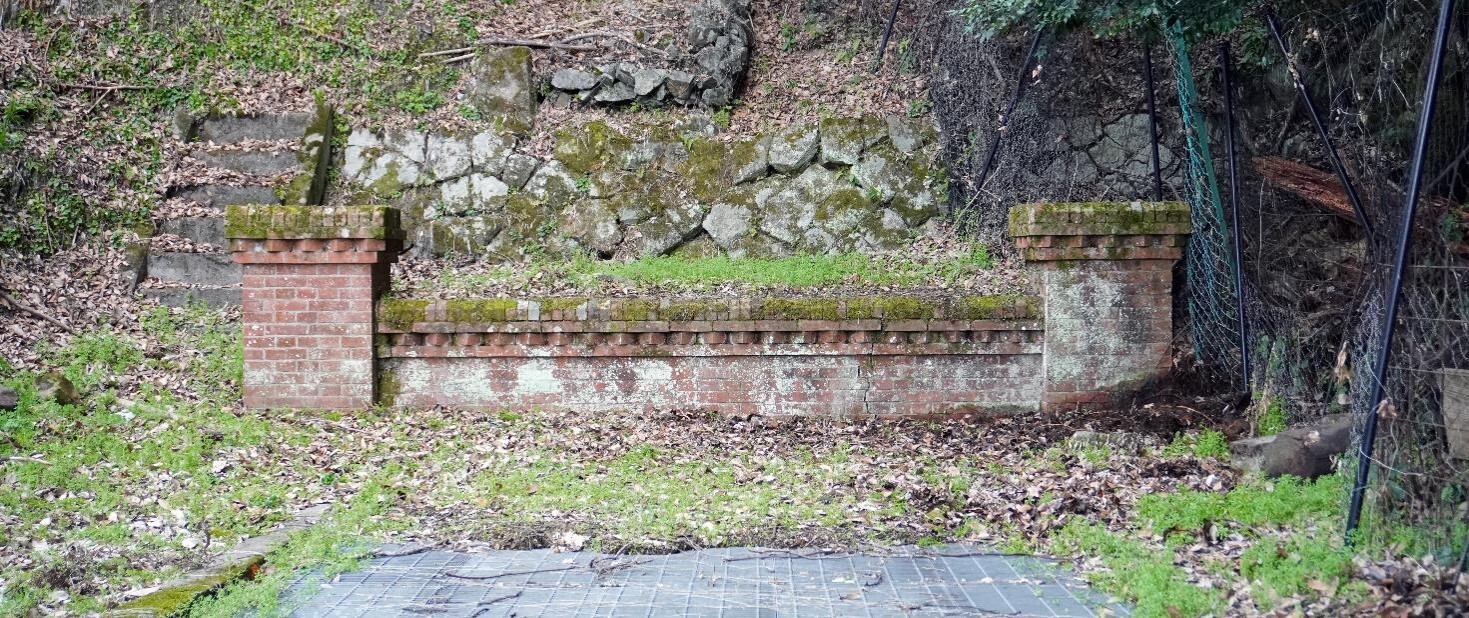 【⑬第六隧道】
<br>第五隧道の下流に設けられた疏水分線の隧道。かつては若王子ダムに注ぐ出口があったが、取水池を設けるなどの改修により、同部分は地中化している。煉瓦造により飾られた入口部分は現在も見ることができる。
<br>※撮影：文化庁