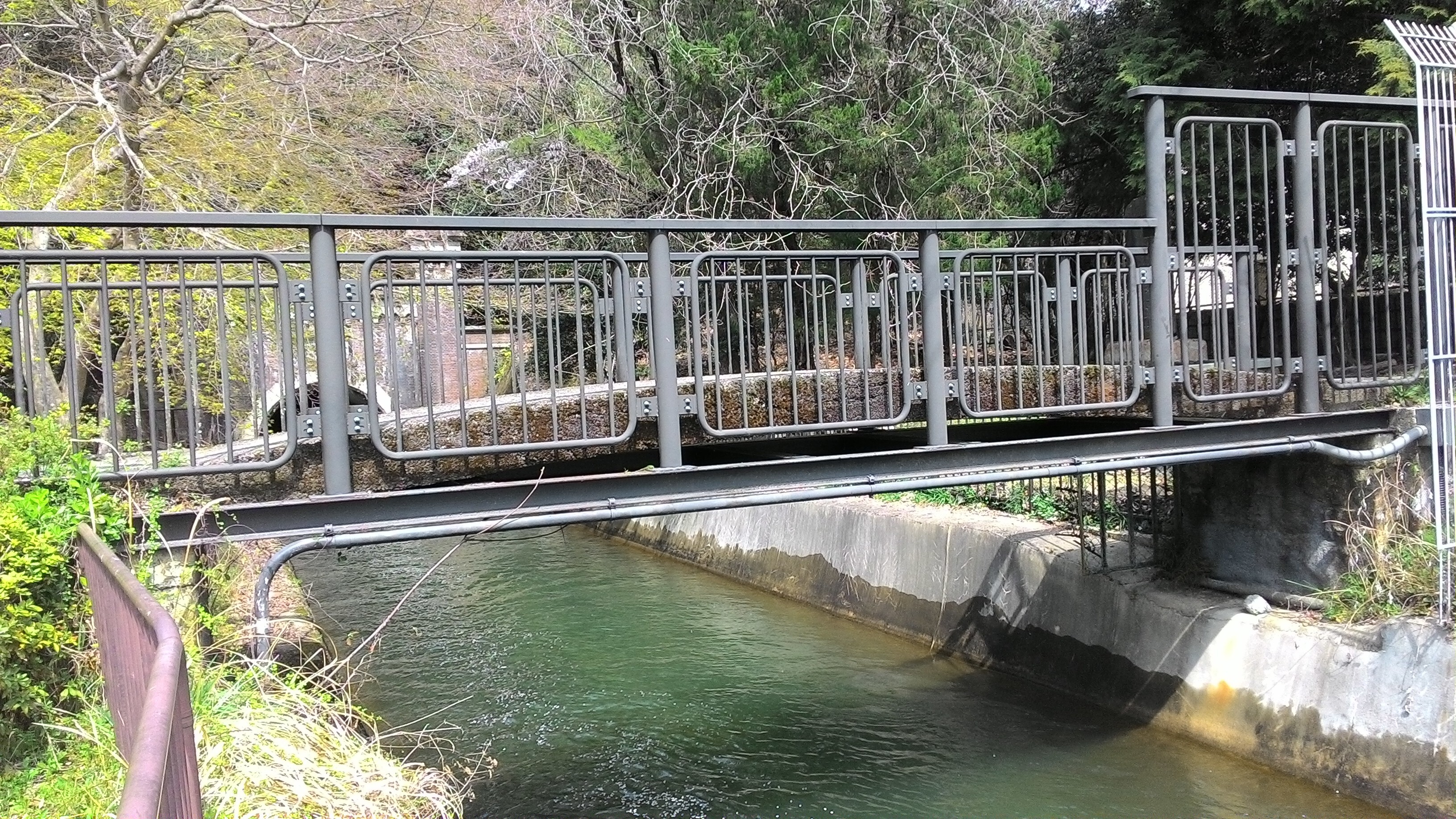 【⑩第一一号橋】
<br>第三隧道入口のやや上流に位置し、明治36年に建設された。現存する遺構としては国内最初期の鉄筋コンクリート橋。田邉朔郎が鉄筋コンクリート造の橋梁の実験作として設計したものとされている。