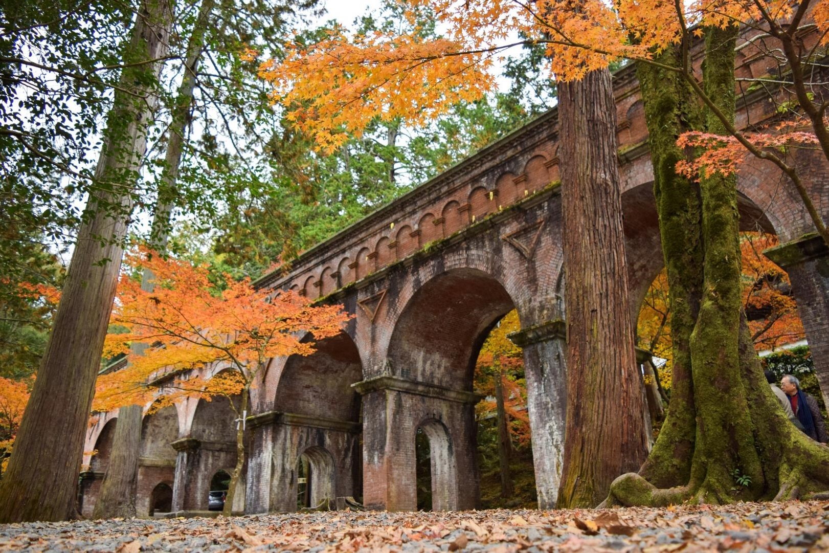 【⑤南禅寺水路閣】
<br>蹴上船溜から分岐し東山の山裾を北上する分線が南禅寺境内を通過する箇所に設けられた、煉瓦造の14連アーチを用いた延長93ｍの水路橋。赤煉瓦に一部石造の白いラインを付け、上部にはロンバルディア帯を施す意匠が用いられている。