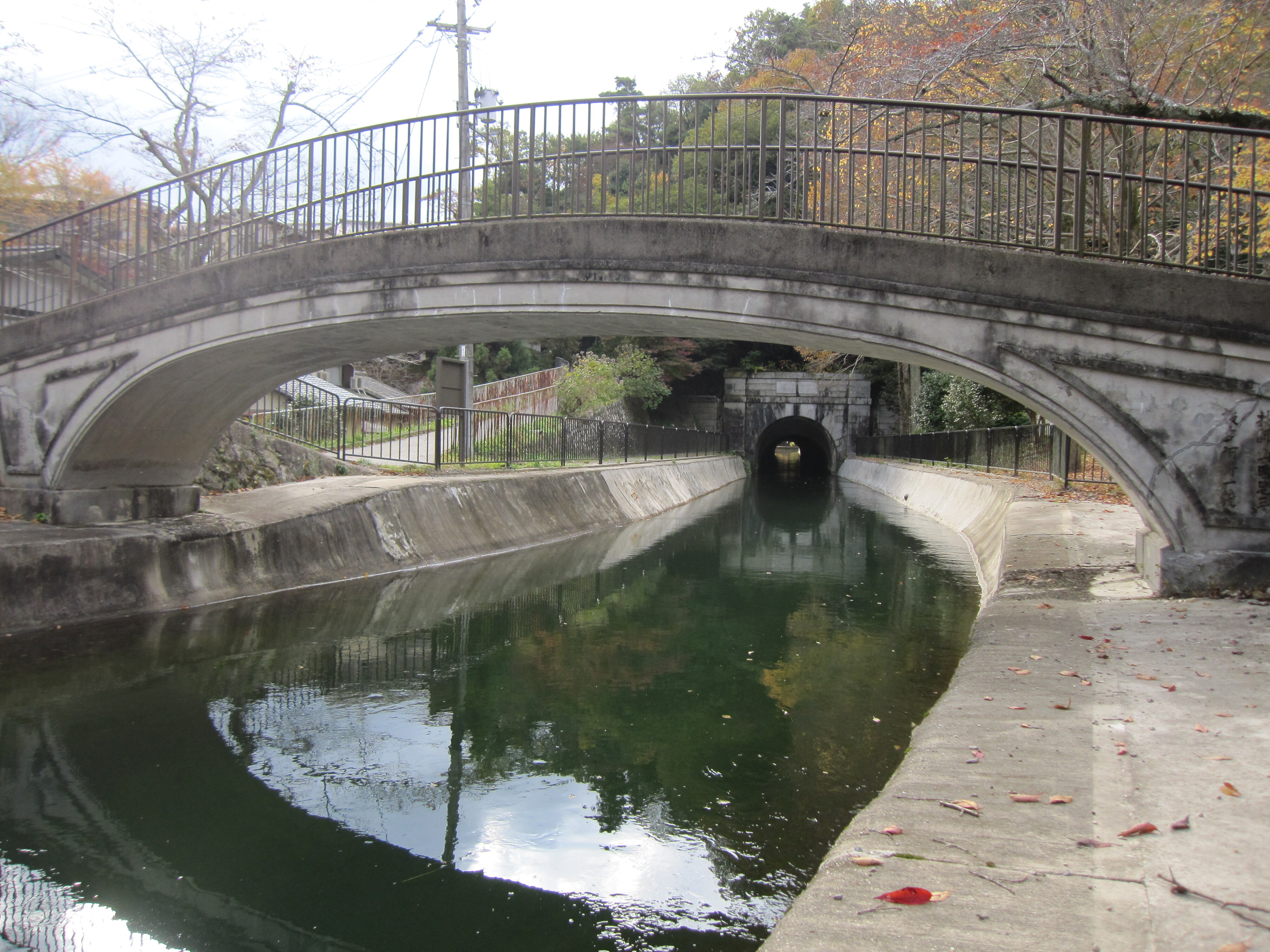 【⑨第一〇号橋】
<br>明治37年に建設された、鉄筋コンクリート造によるアーチ橋。第二隧道入口のやや上流に位置し、山ノ谷橋とも呼ばれる。橋の側面に記された銘から、技師・山田忠三の設計と判明している。