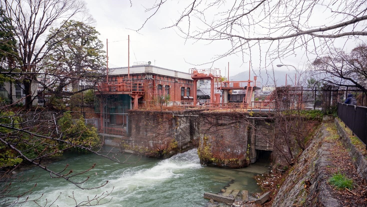 【⑪夷川閘門】
<br>南禅寺船溜から鴨川間には約3.4ｍの落差があり、船の運航を可能とするため夷川に船溜と閘門が設けられた。現在は閘門としては使用されていないが、石造及び煉瓦造の閘室が現存している。