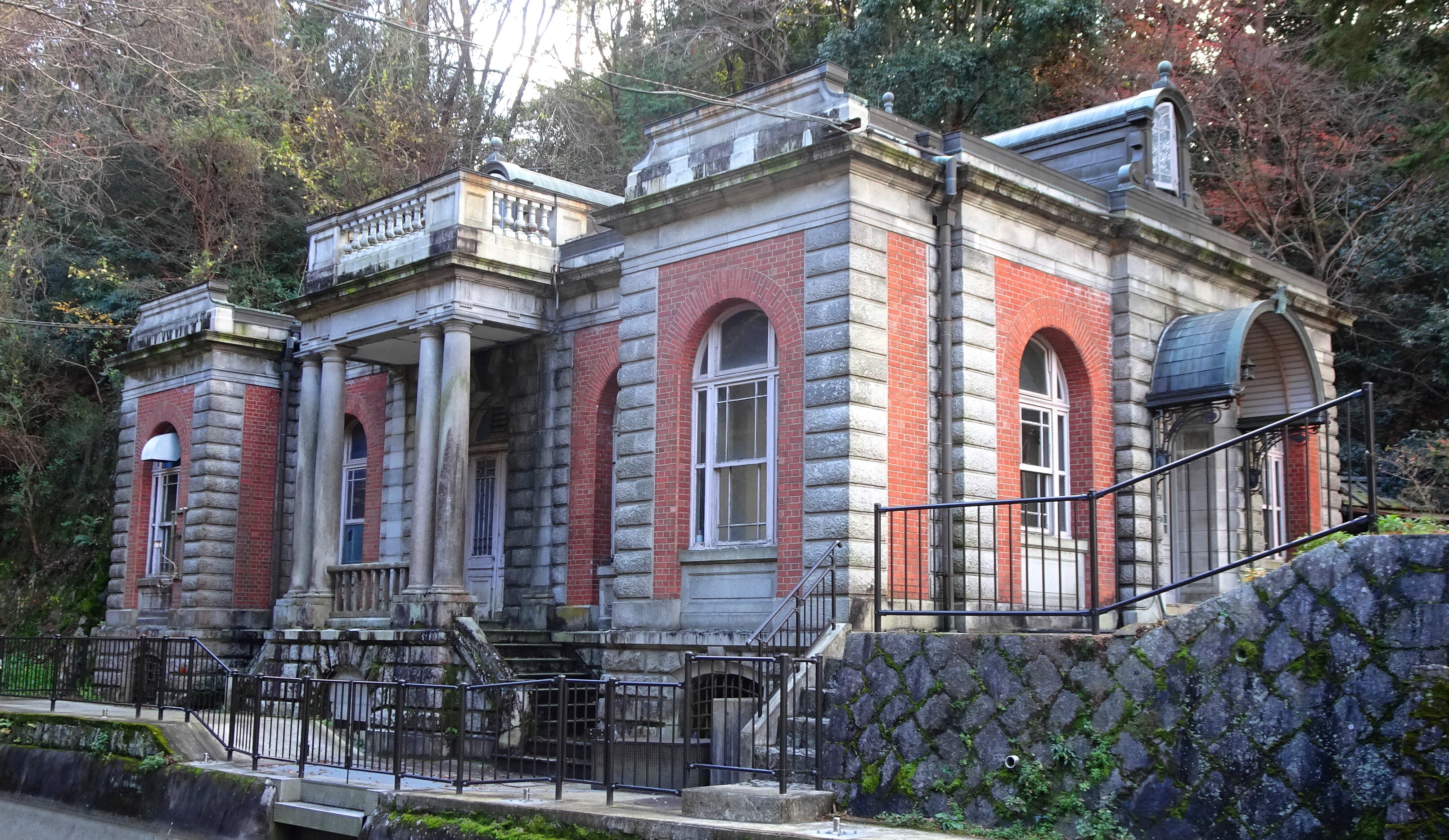 【⑳旧御所水道大日山水源地喞筒所】
<br>明治45年、京都御所の防火用水として建設された御所水道の施設。御所水道は、蹴上船溜の第二疏水合流点付近から取水し、一段高い大日山貯水池（後に九条山浄水場）まで圧送した後、御所へと送水された。同建物はその圧送を行うポンプ室としてつくられた煉瓦造平屋建の建物で、工部大学校・建築学科の第一期生で宮内省において皇室建築を手がけた建築家・片山東熊と、同省内匠寮技師の山本直三郎の設計による。